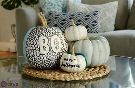 Đồ trang trí halloween bí ngô có hoa văn màu đen và trắng 