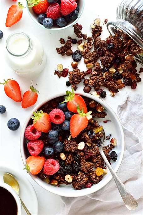 Sô cô la và granola berry - một bữa sáng lành mạnh gần như có vị như món tráng miệng!