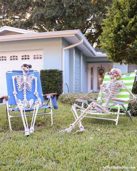 Bộ xương trên bãi cỏ Trang trí sân Halloween
