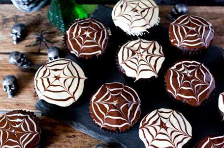 Halloween spide web cupcakes đã hoàn thành 4