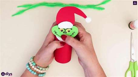 Cuộn giấy vệ sinh Grinch bước 12