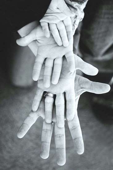 Chụp ảnh gia đình đen trắng - Bàn tay của chúng ta
