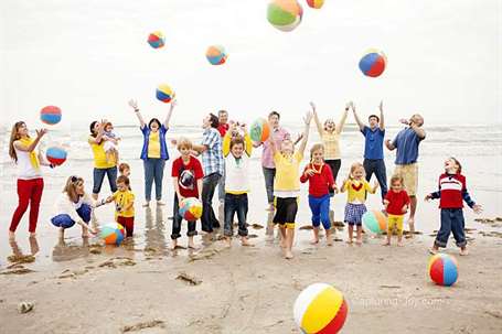 Chụp ảnh gia đình trên bãi biển với rất nhiều quả bóng bãi biển