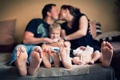 Chụp ảnh gia đình với bàn chân của mọi người