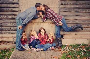 Kissing Family Photoshoot Idea