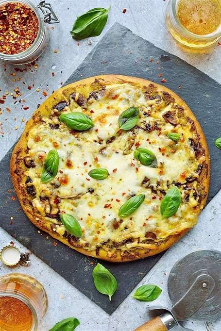 Pizza pesto nấm và húng quế - bột bánh pizza tự làm giòn, dai, phủ với pesto húng quế, nấm tỏi và nhiều phô mai mozzarella và cheddar!