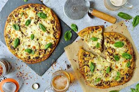 Pizza pesto nấm và húng quế - bột bánh pizza tự làm giòn, dai, phủ với pesto húng quế, nấm tỏi và nhiều phô mai mozzarella và cheddar!