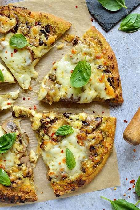 Pizza pesto nấm và húng quế - bột bánh pizza tự làm giòn, dai, phủ với pesto húng quế, nấm tỏi và nhiều phô mai mozzarella và cheddar!