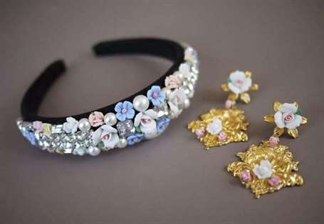 Dolce & gabbana lấy cảm hứng từ hoa đất sét và băng đô rhinestone