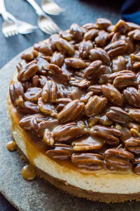 Pecan pie cheesecake - hai món tráng miệng tuyệt vời được cuộn lại thành một;  cách hoàn hảo để bắt đầu bữa tối Lễ Tạ ơn của bạn!