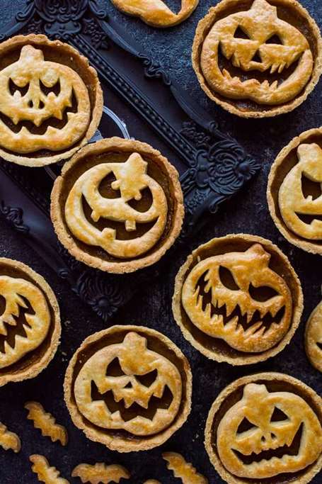 Bánh bí ngô Halloween Jack-O-Lantern - gây ấn tượng với khách của bạn bằng những món ăn ma quái này!