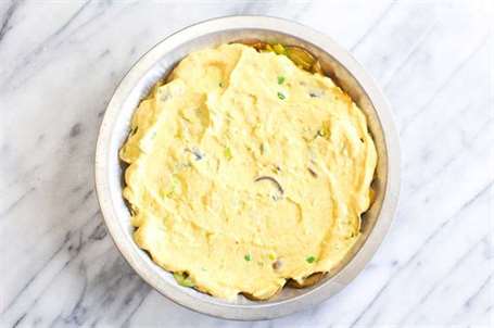 Máy chế biến thực phẩm quiche nấm và tỏi tây