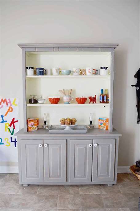 Quầy cà phê tự làm với một chiếc hutch