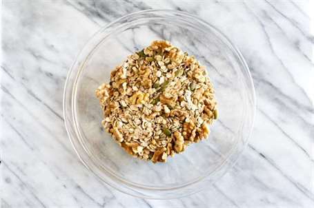 Salad cải xoăn bơ dâu tây với granola mặn thêm hạt