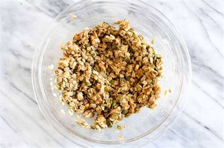 Salad cải xoăn bơ dâu tây với granola mặn phủ lên trên