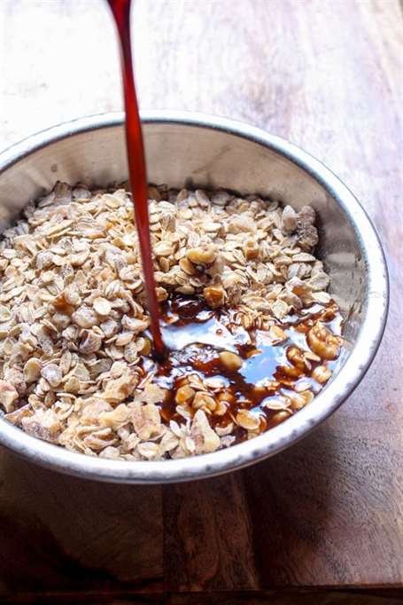 Caramen táo granola đổ nguyên liệu