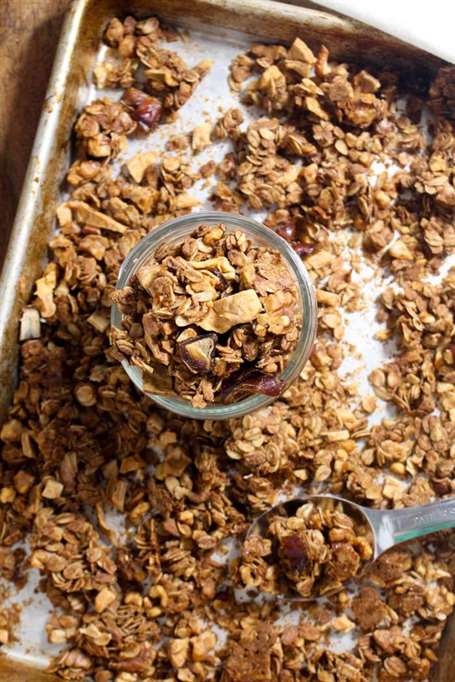 Caramen táo granola nướng ở 300 độ