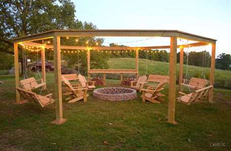 Pergola mở trên cùng với hố lửa và ghế xích đu