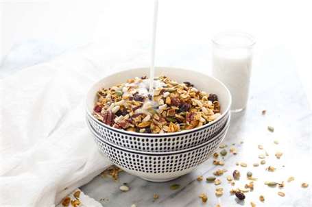 Ngũ cốc muesli tự làm với sữa