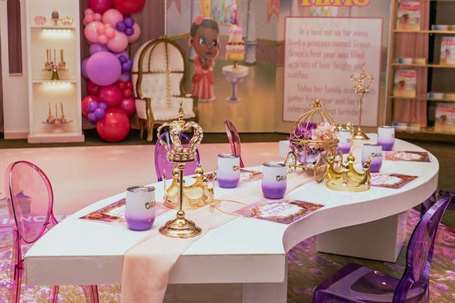 Bàn khách lấy cảm hứng từ công chúa từ Bữa tiệc công chúa màu hồng nhạt + màu tím trên Ý tưởng bữa tiệc của Kara |  KarasPartyIdeas.com