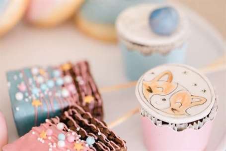 Cupcakes + Crispy Treat Pop từ một chú cáo nhỏ đi đến bữa tiệc vũ trụ trên ý tưởng bữa tiệc của Kara |  KarasPartyIdeas.com