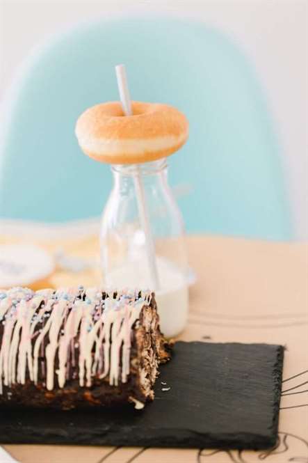 Bánh Donut & Sữa + Bánh của Cáo Nhỏ Đi Dự Tiệc Không Gian trên Ý Tưởng Bữa Tiệc Của Kara |  KarasPartyIdeas.com