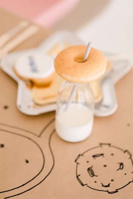 Donut & Chai sữa từ một chú cáo nhỏ đi dự tiệc vũ trụ trên ý tưởng bữa tiệc của Kara |  KarasPartyIdeas.com