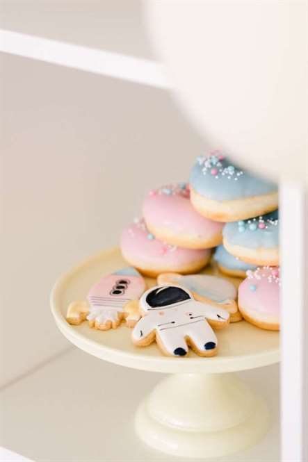 Cookies theo chủ đề không gian + bánh rán từ một chú cáo nhỏ đi đến bữa tiệc vũ trụ trên ý tưởng bữa tiệc của Kara |  KarasPartyIdeas.com