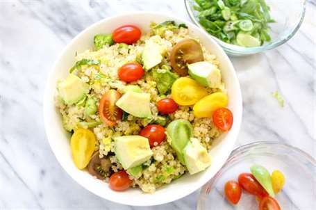 Bát ăn sáng quinoa mặn cà chua bi và bơ