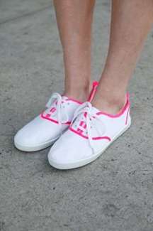 Neon piping sneakers tự làm