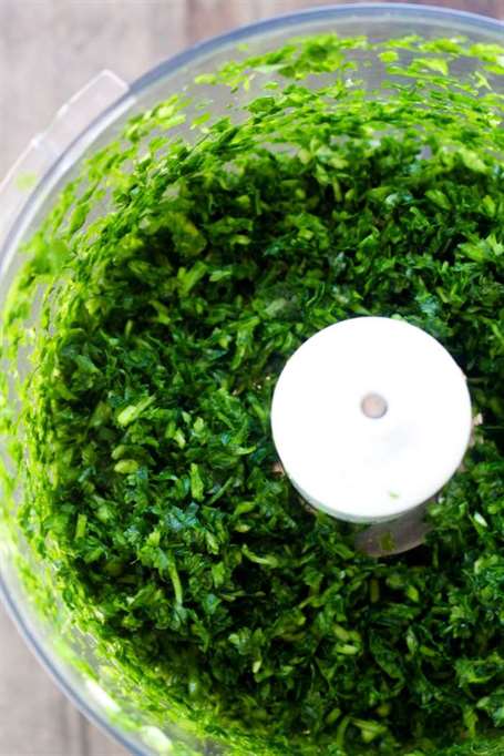 Khoai tây nướng với bơ chimichurri chuẩn bị tỏi và mùi tây