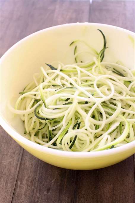 Cà ri đỏ thái zoodles zuchini