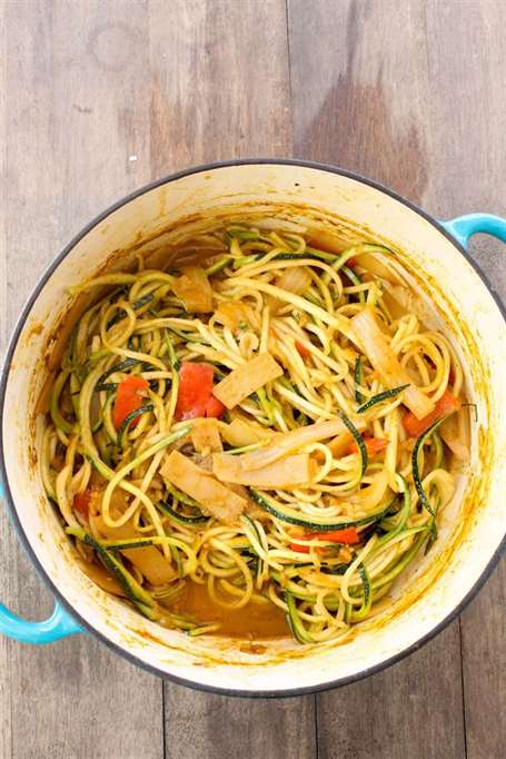 Cà ri đỏ thái zoodles tung