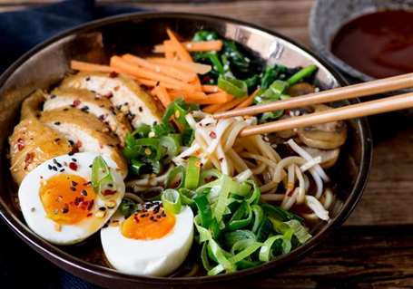 Ramen gà tự làm với nước dùng nấu chậm ngon.