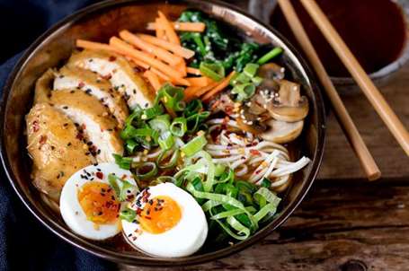 Ramen gà tự làm với nước dùng nấu chậm ngon.