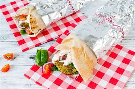 Ai cần thịt!  Món cơm cuộn falafel cay này với sriracha tzatziki sẽ là bữa trưa TỐT NHẤT!