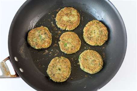 Falafel quấn với sriracha tzatziki step4