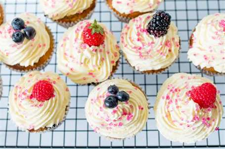 Bánh Cupcakes Kem Berry Không chứa Gluten - Những chiếc bánh cupcake nhẹ và xốp, được đóng gói với các loại quả mọng tươi và phủ kem pho mát!