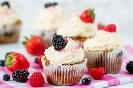 Bánh Cupcakes Kem Berry Không chứa Gluten - Những chiếc bánh cupcake nhẹ và xốp, được đóng gói với các loại quả mọng tươi và phủ kem pho mát!