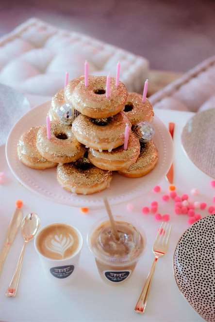 Bánh Donut từ một bữa tiệc bất chợt vào bữa tiệc hoang dã trên ý tưởng bữa tiệc của Kara |  KarasPartyIdeas.com