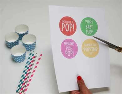Tự làm vòi hoa sen cho bé: Cupcake Push Pops