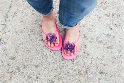 Pom Pom Flip Flop DIY