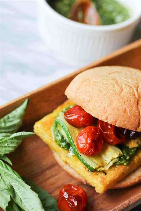 Bánh mì kẹp thịt thập cẩm Polenta