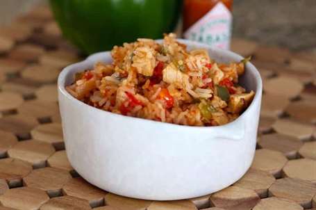 Jambalaya gà và tôm cổ điển với xúc xích hun khói