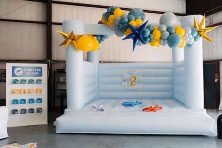 Bounce House lấy cảm hứng từ máy bay từ Bữa tiệc sinh nhật trên Jett Air trên Ý tưởng bữa tiệc của Kara |  KarasPartyIdeas.com