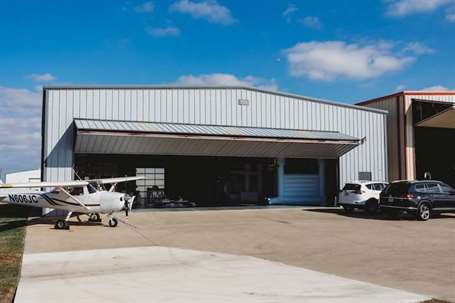 Hangar chuyến bay từ bữa tiệc sinh nhật Jett Air trên Ý tưởng bữa tiệc của Kara |  KarasPartyIdeas.com