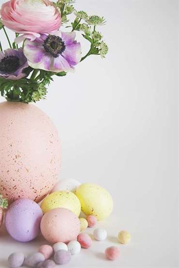 Tự làm trung tâm trứng Phục sinh màu pastel