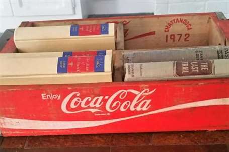 Hộp Coca Cola được tái sử dụng làm nơi lưu trữ sách