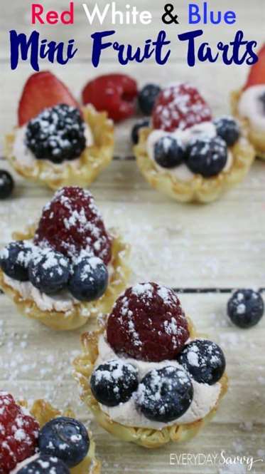 Bánh tart trái cây nhỏ màu đỏ, trắng và xanh