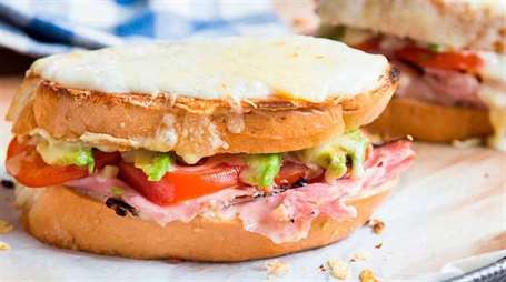 Croque Monsieur với cà chua và bơ